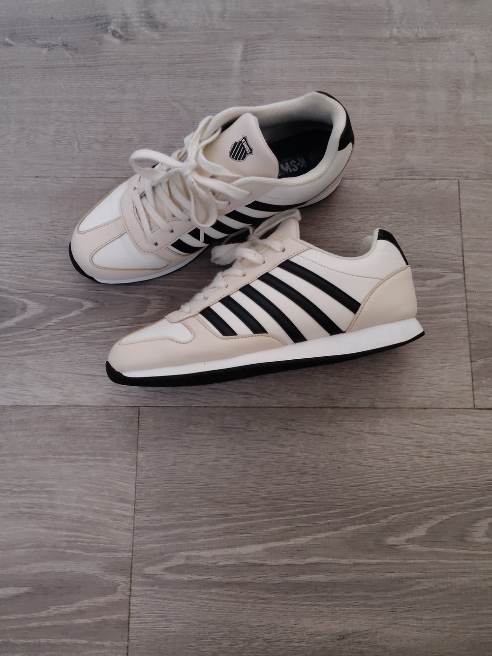K-Swiss Womans Cream and Black Retro Trainer Sneakers